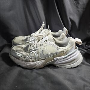 Nike V2K Run Women ‘s Sneakers FD0736-104 Metalic Silver Size 7